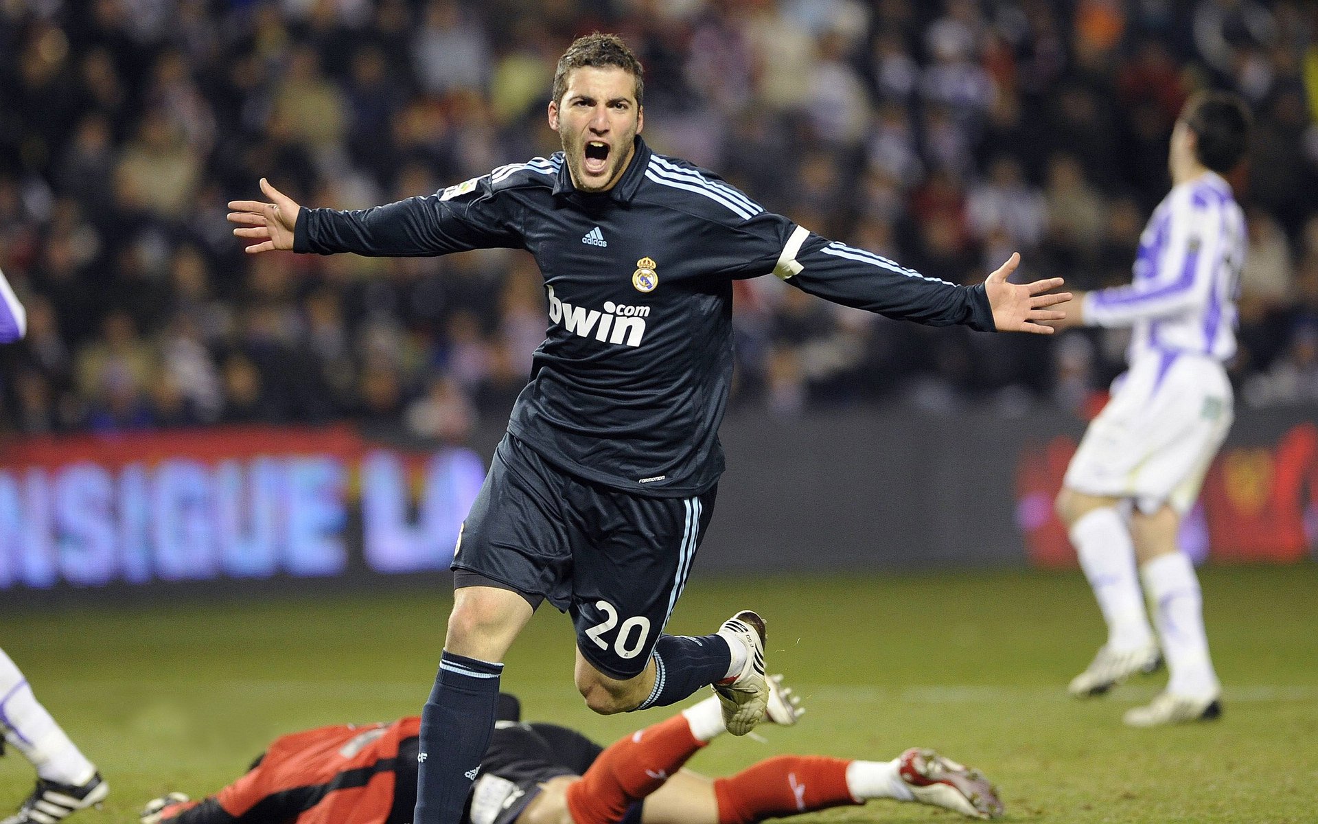 大师级“远射”连续11个比赛，刷新世界纪录！，足球远射大师