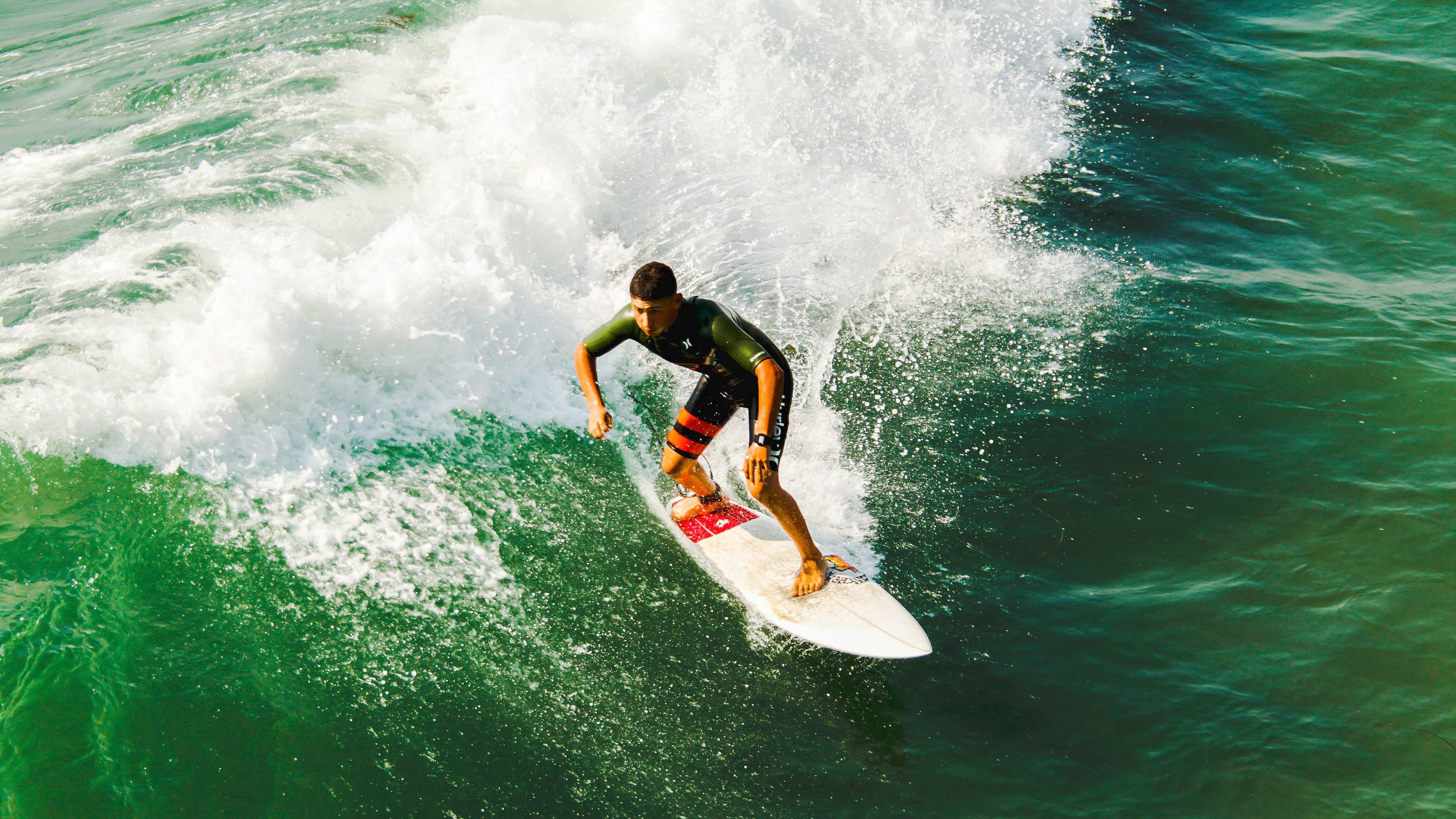 球员在比赛中展现出高超的个人技术,球员表现